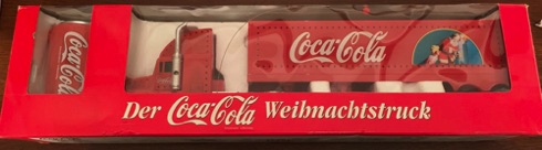 10287-1 € 45,00 coca cola vrachtwagen met verlichting en afstandbediening kerstman bij koelkast ca 45 cm.jpeg